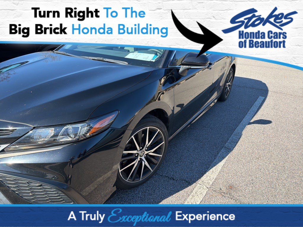 2022 Toyota Camry SE's photo