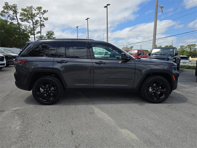 2025 Jeep Grand Cherokee Limited photo 3