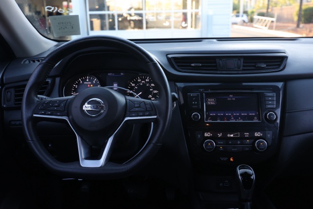 2019 Nissan Rogue SV photo 17