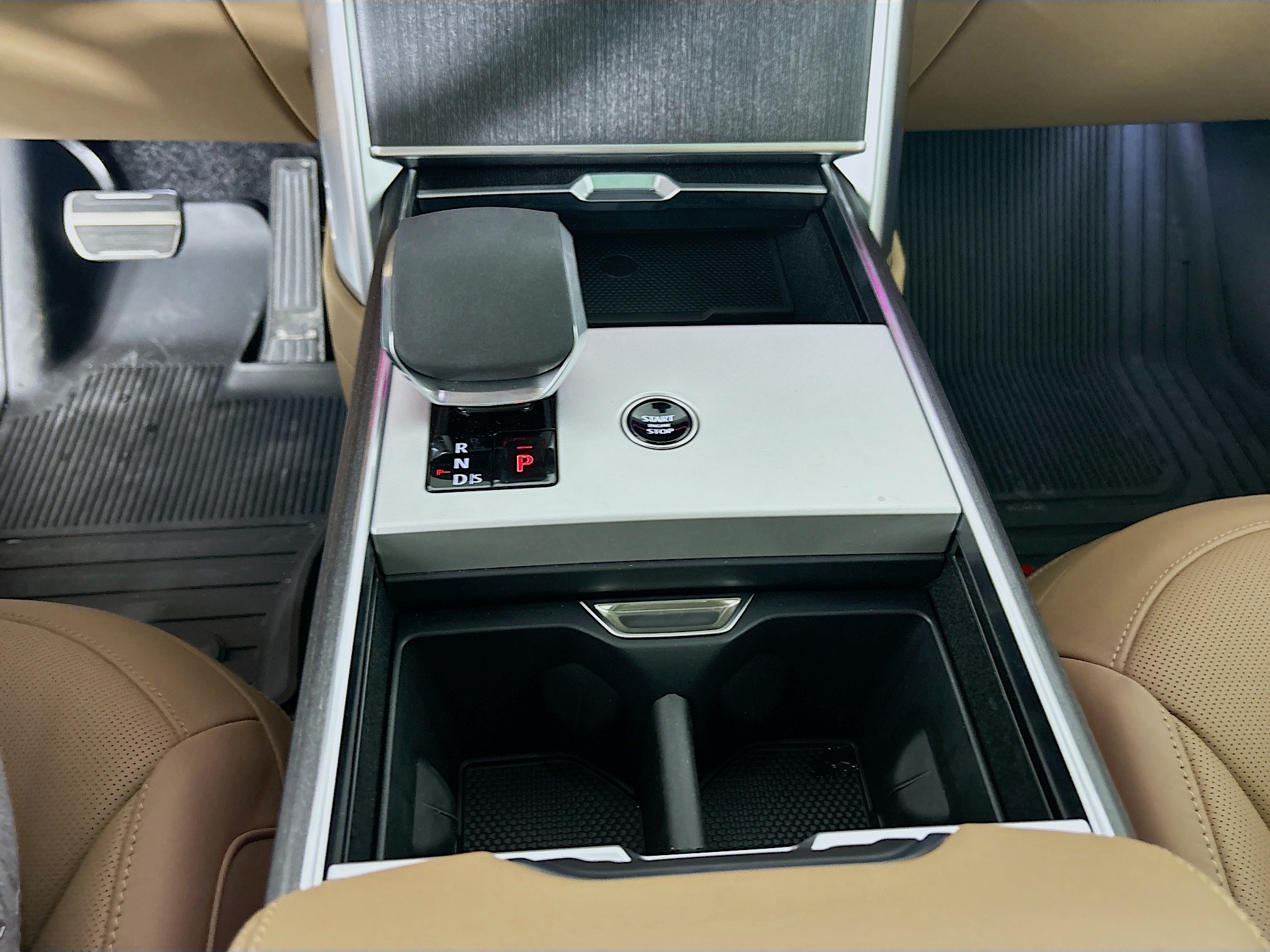 2025 Land Rover Range Rover SE photo 16