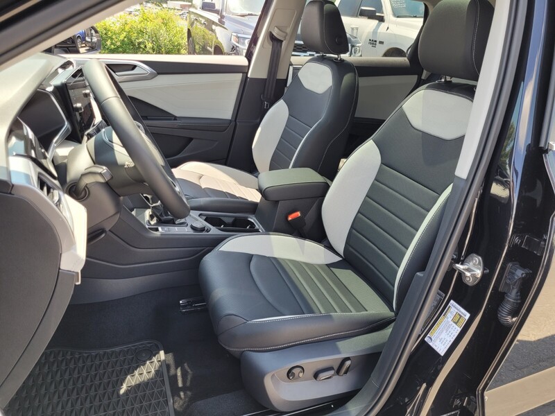 2025 Volkswagen Taos SEL photo 2
