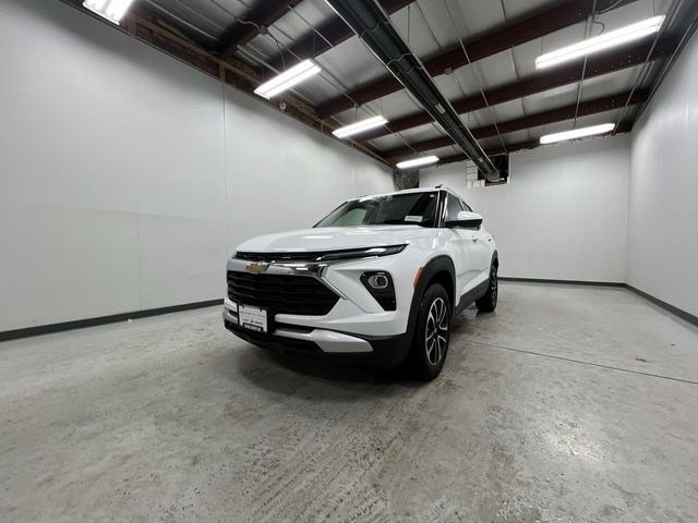 2025 Chevrolet Trailblazer LT photo 2