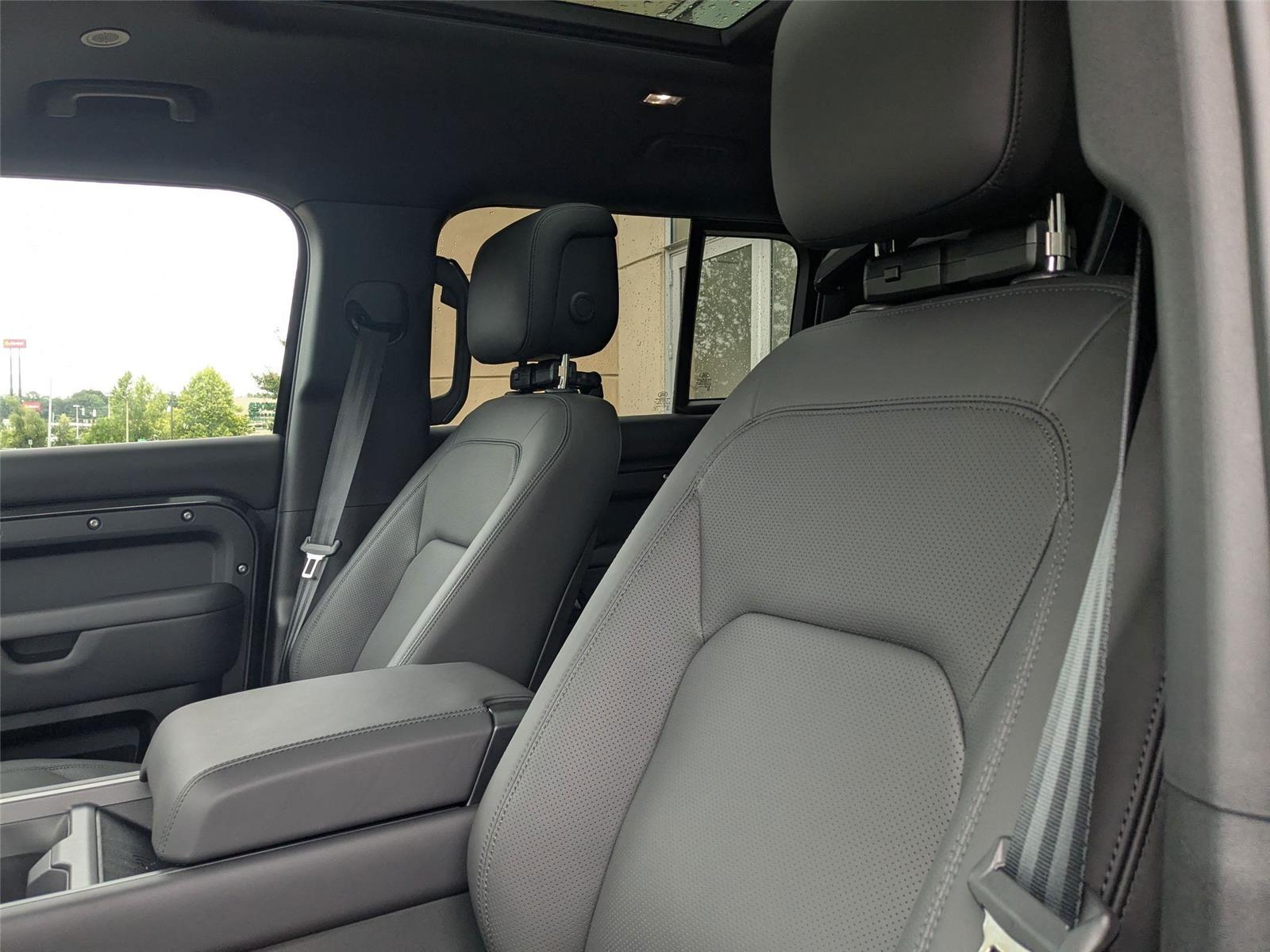 2025 Land Rover Defender 110 X-Dynamic SE photo 10