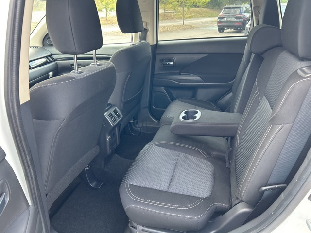 2020 Mitsubishi Outlander ES photo 9