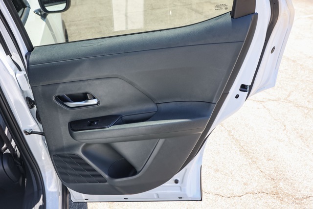 2025 Nissan Kicks SV photo 17
