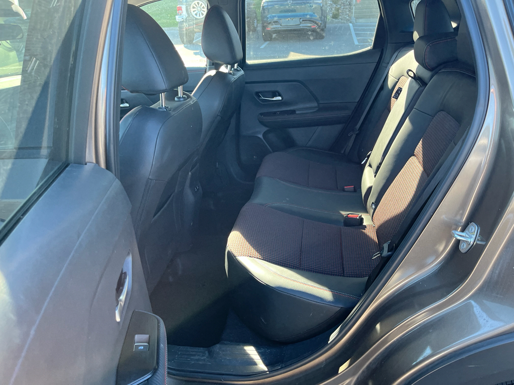 2025 Nissan Kicks SR photo 2