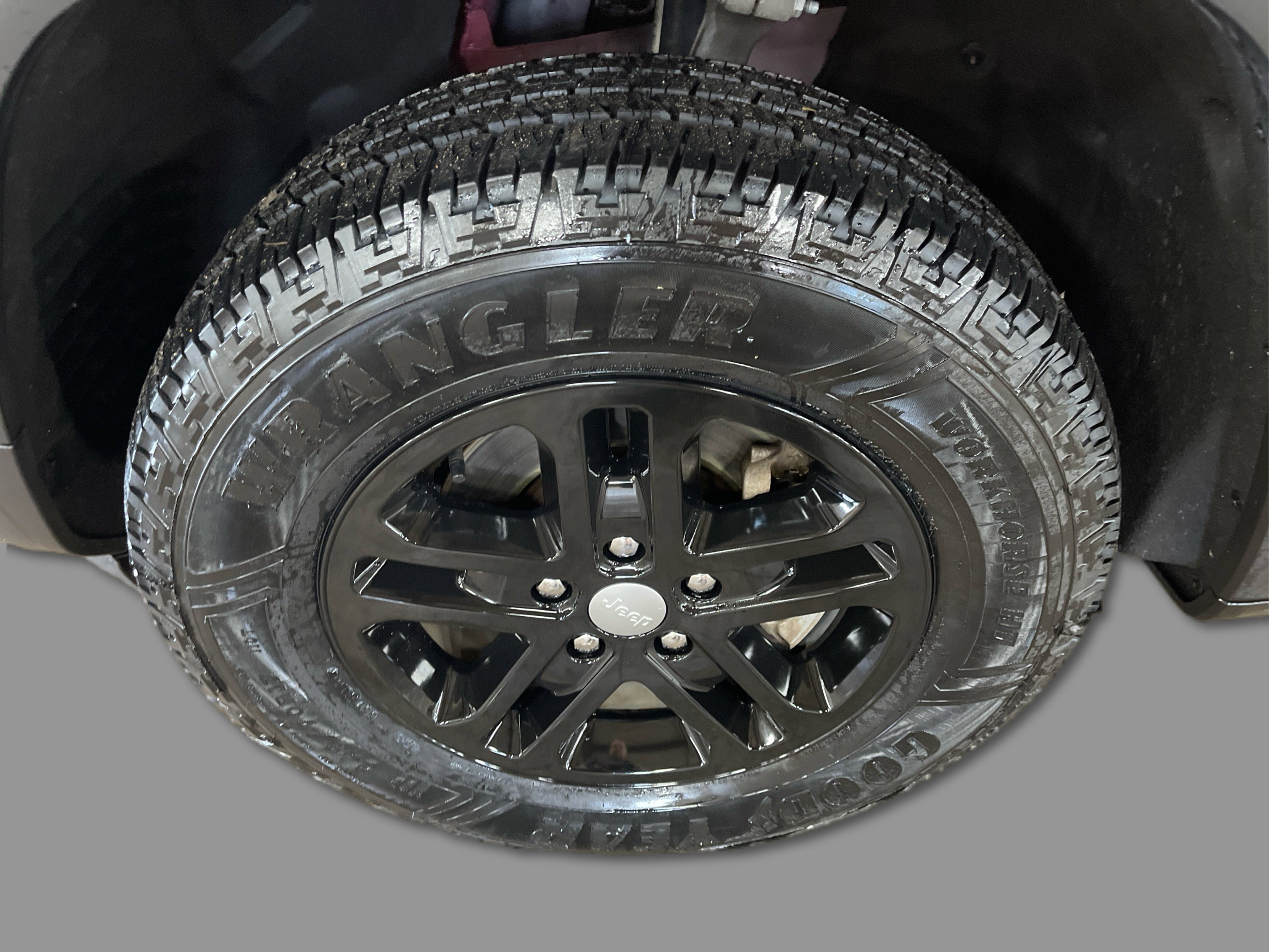 2023 Jeep Cherokee Laredo photo 13