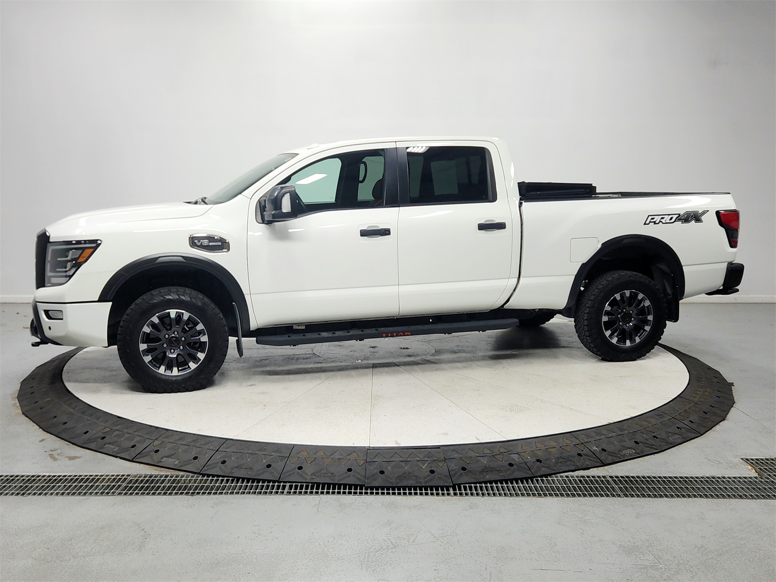 2021 Nissan Titan PRO-4X photo 2