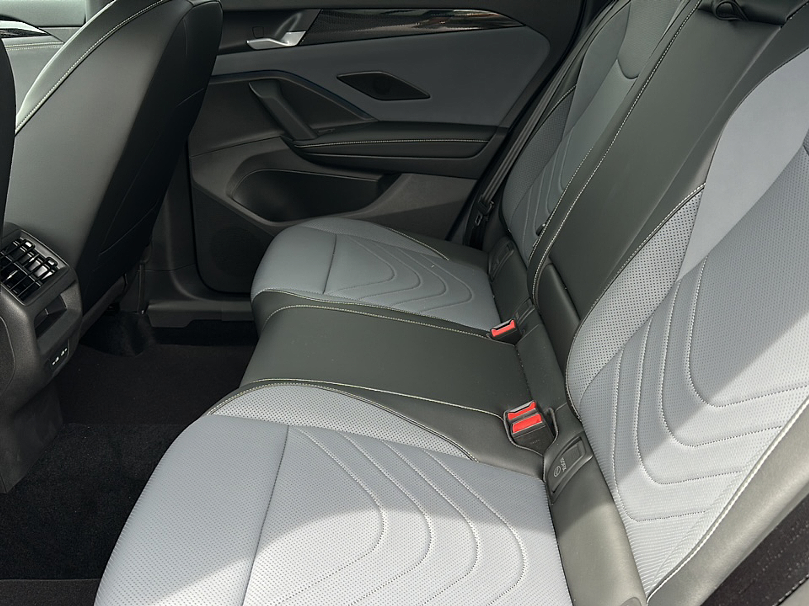 2025 Volkswagen Tiguan SE R-Line Black photo 2