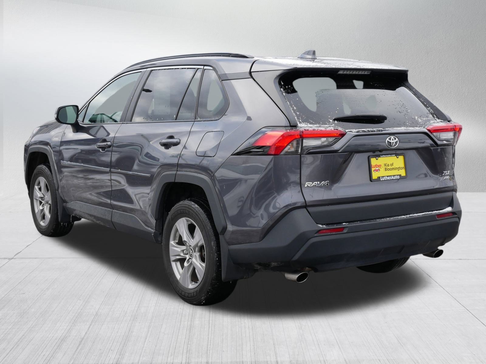 2022 Toyota RAV4 XLE photo 3