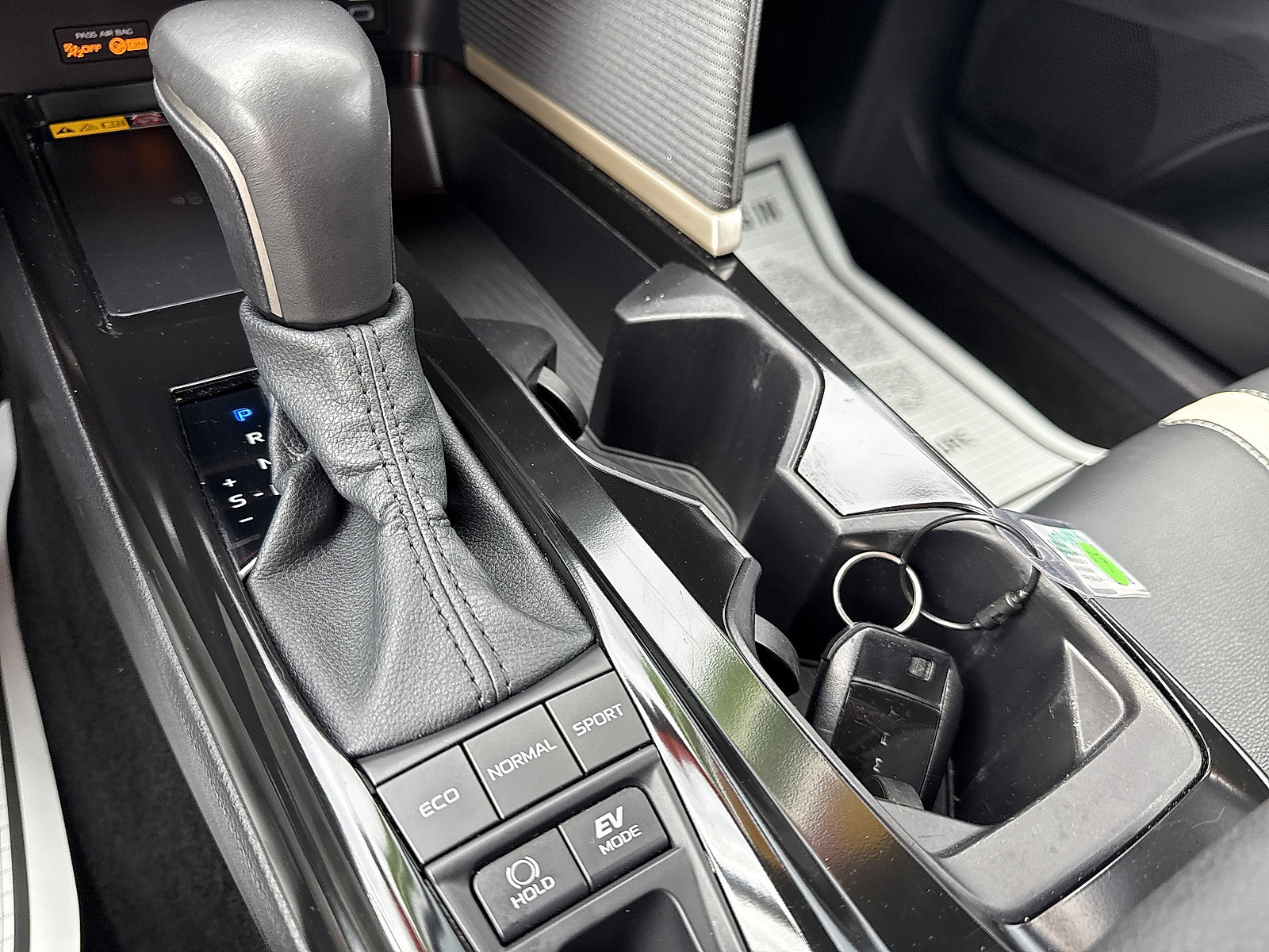 2025 Toyota Camry SE photo 13