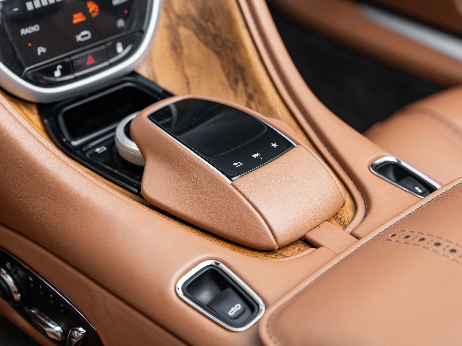 2019 Aston Martin DB11 AM5 photo 39