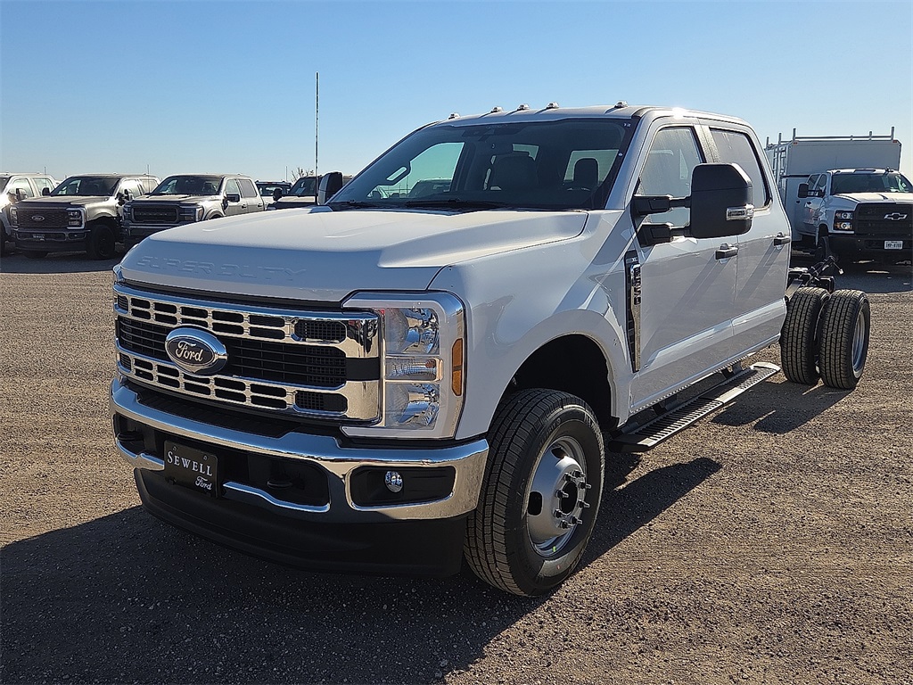 2026 Ford F-350 Super Duty Chassis Cab XLT's photo