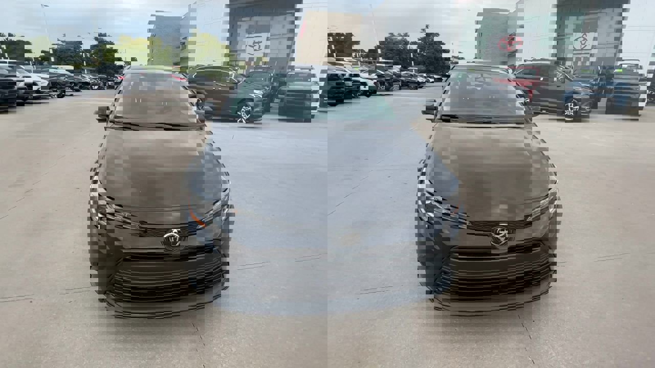 2025 Toyota Corolla LE photo 2