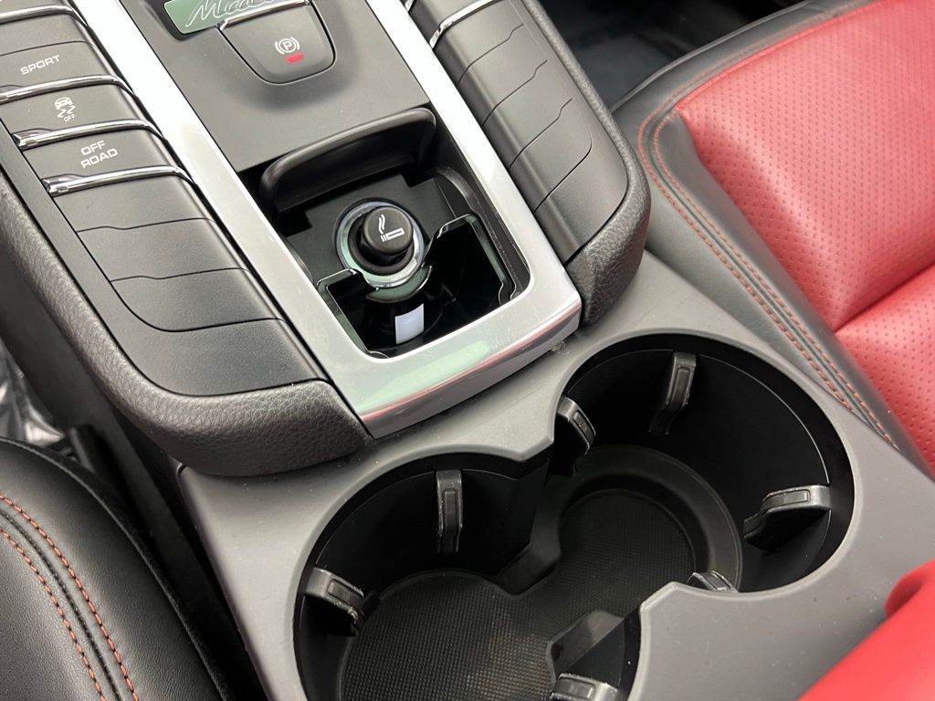 2021 Porsche Macan Base photo 15