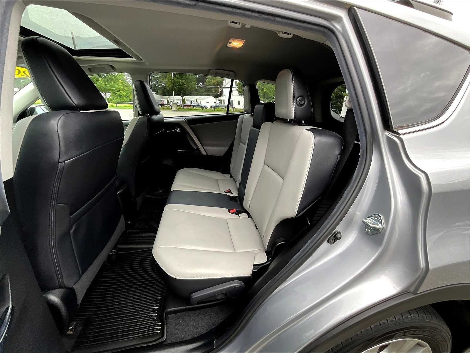 2018 Toyota RAV4 Limited photo 14