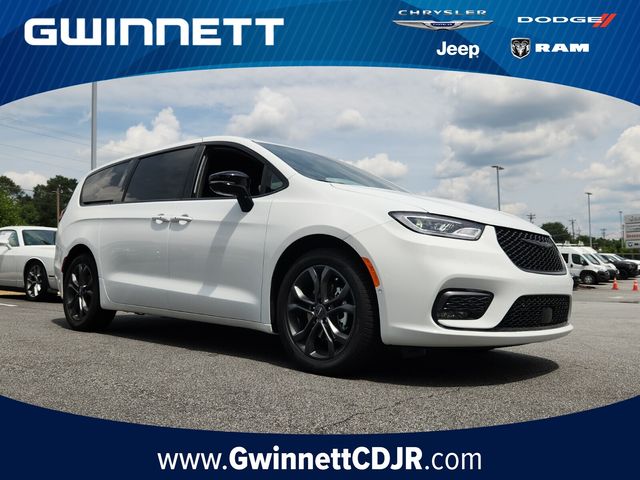 2026 Chrysler Pacifica Select's photo