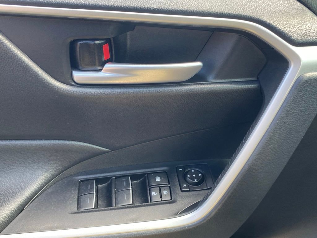 2025 Toyota RAV4 Hybrid XLE photo 18