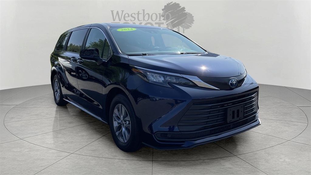 2024 Toyota Sienna LE's photo