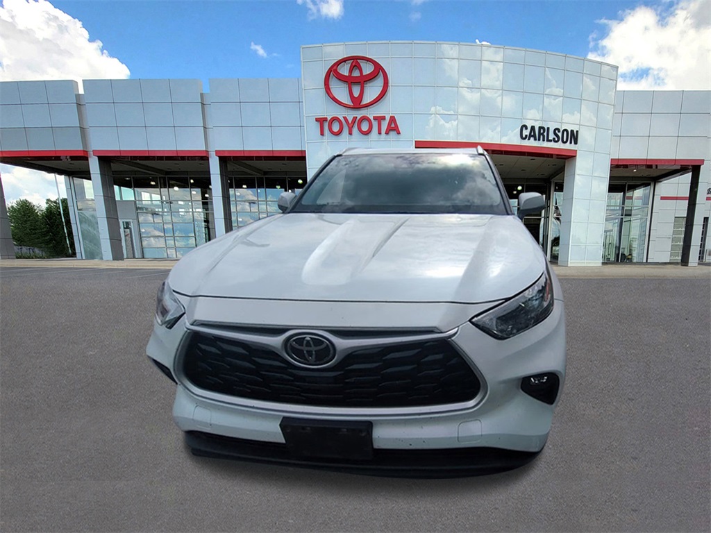 2022 Toyota Highlander XLE photo 2