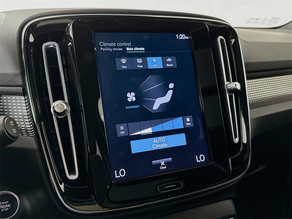 2021 Volvo XC40 R-Design photo 16
