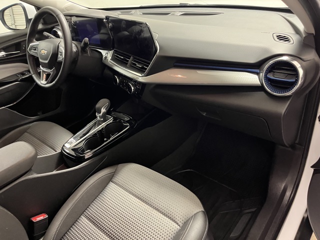 2025 Chevrolet Trax LT photo 12