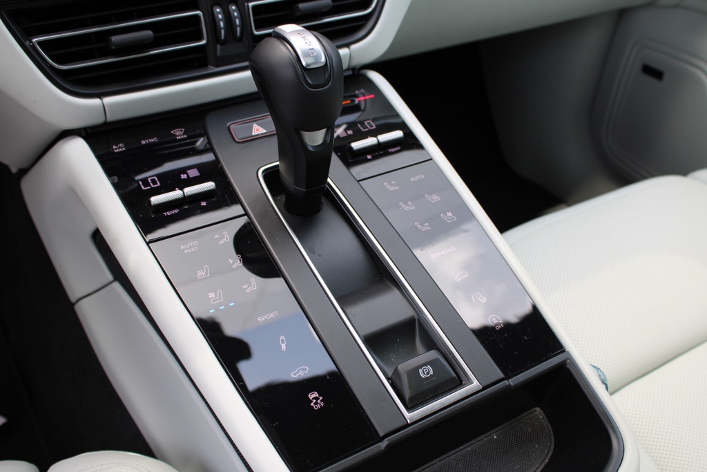 2025 Porsche Macan T photo 24