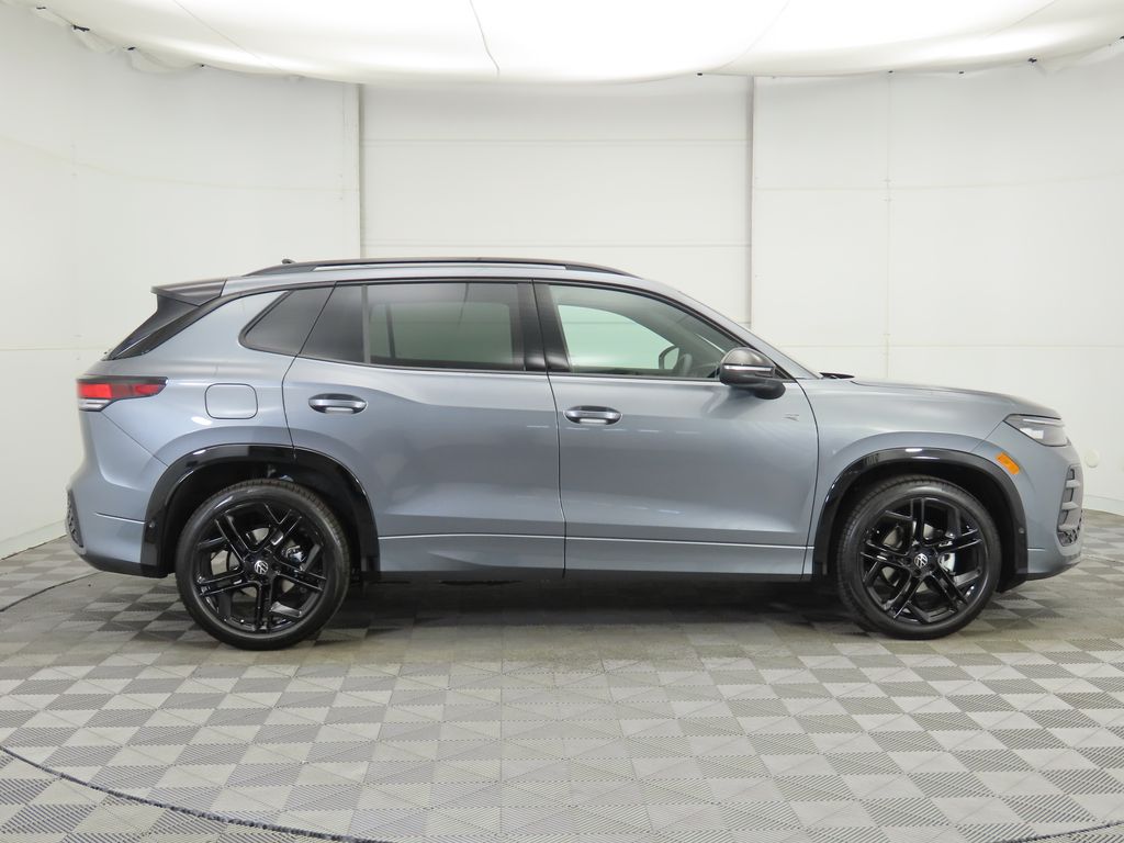 2026 Volkswagen Tiguan SE R-Line Black photo 3