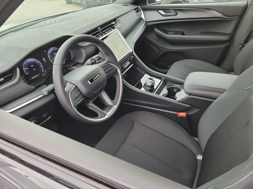 2025 Jeep Grand Cherokee Laredo X photo 2