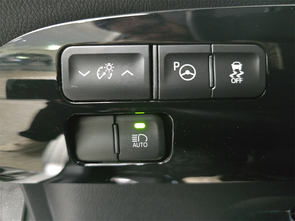 2018 Toyota Prius Three photo 26