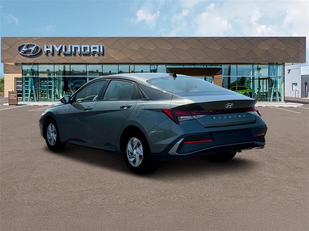 2025 Hyundai Elantra SE photo 4