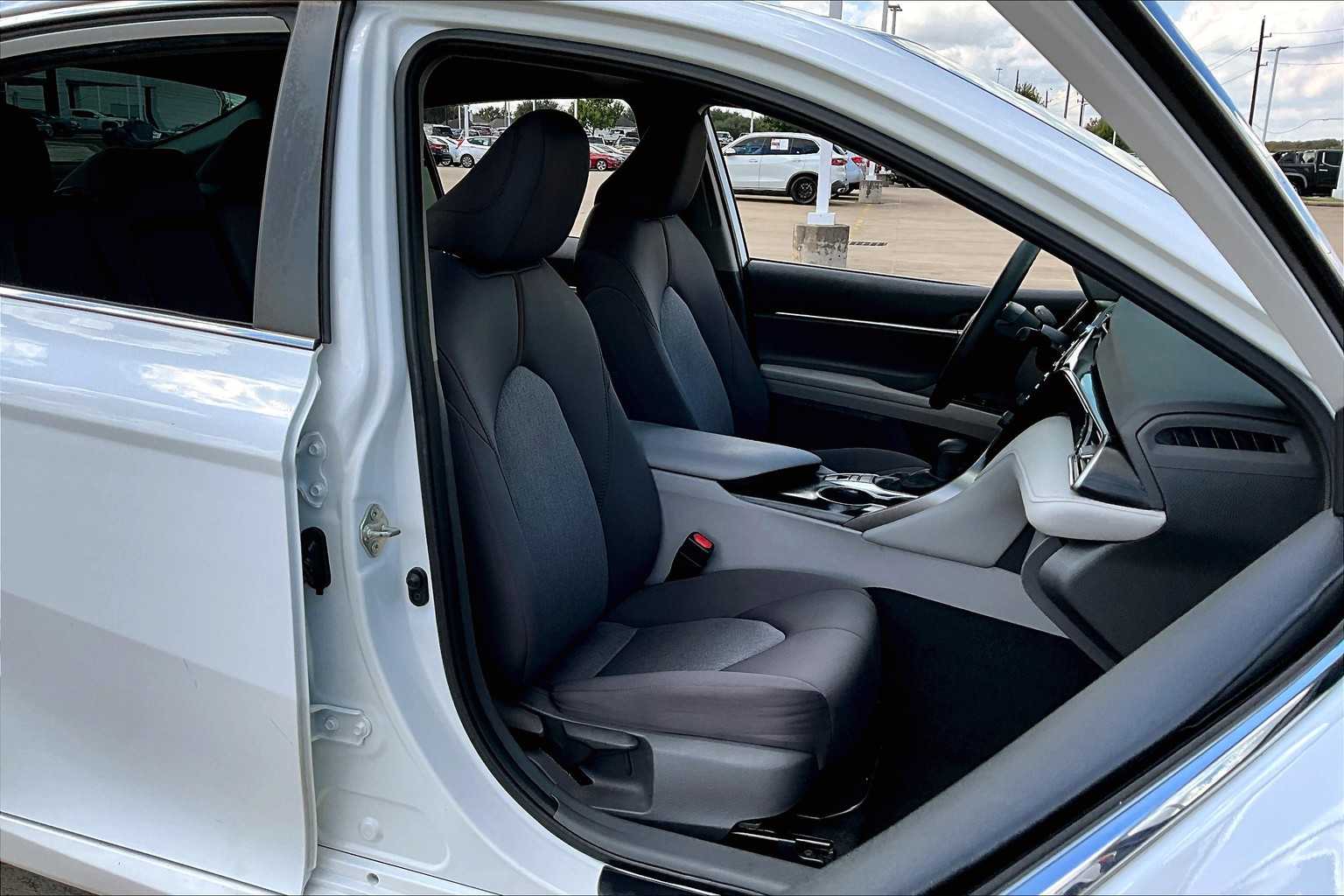 2020 Toyota Camry Hybrid LE photo 6
