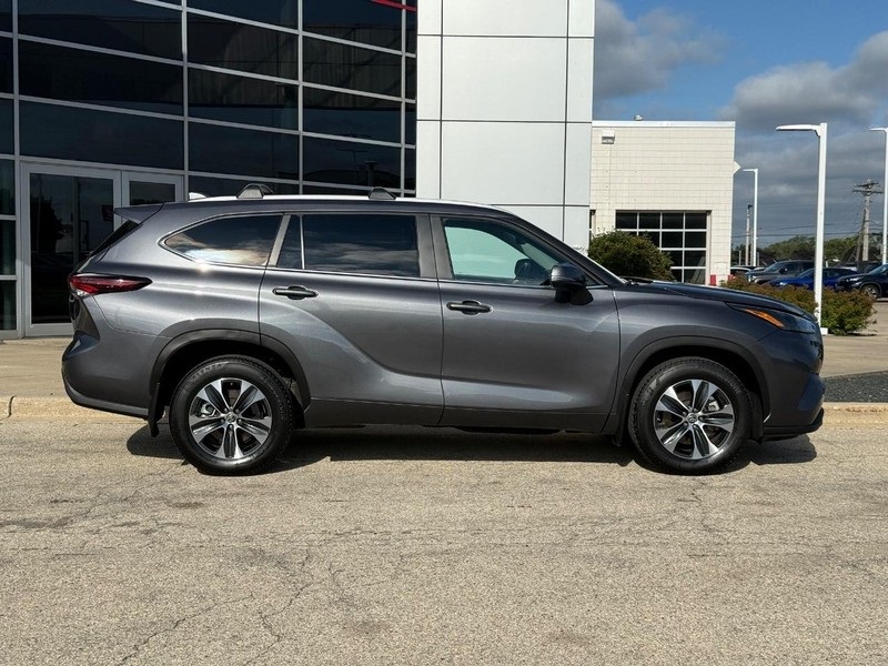 2024 Toyota Highlander XLE photo 2