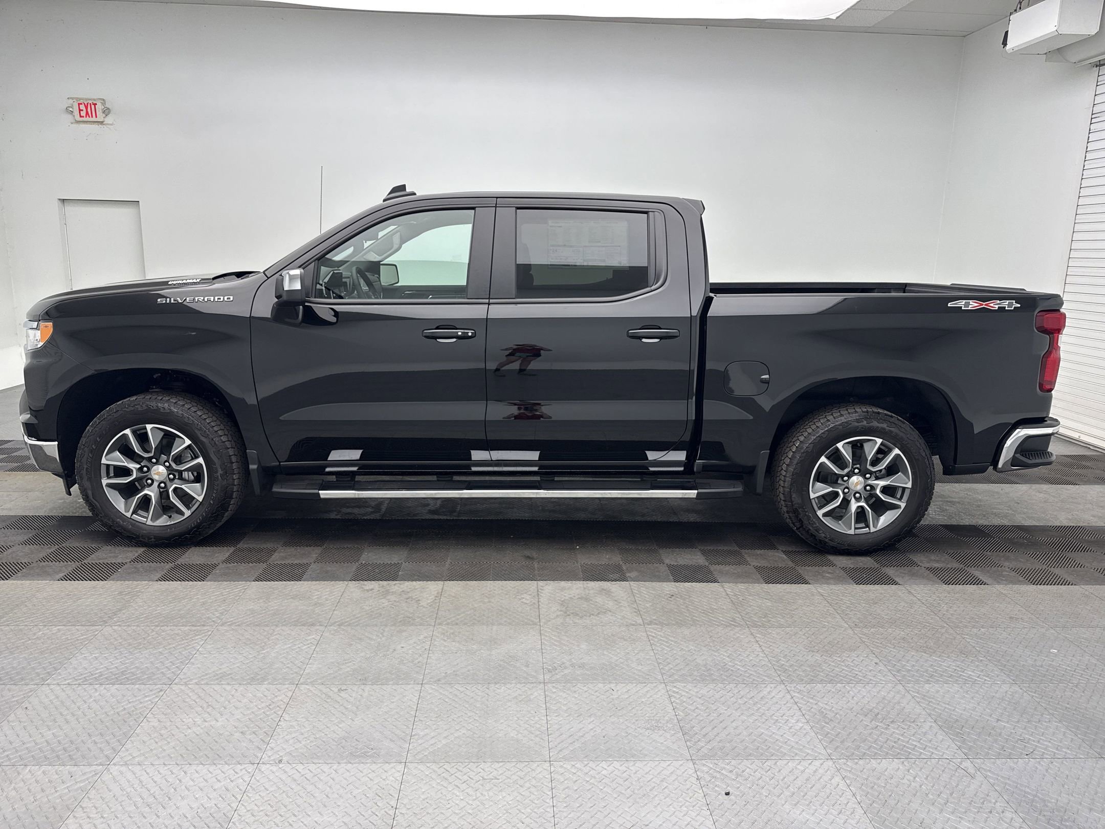 2025 Chevrolet Silverado 1500 LT photo 2