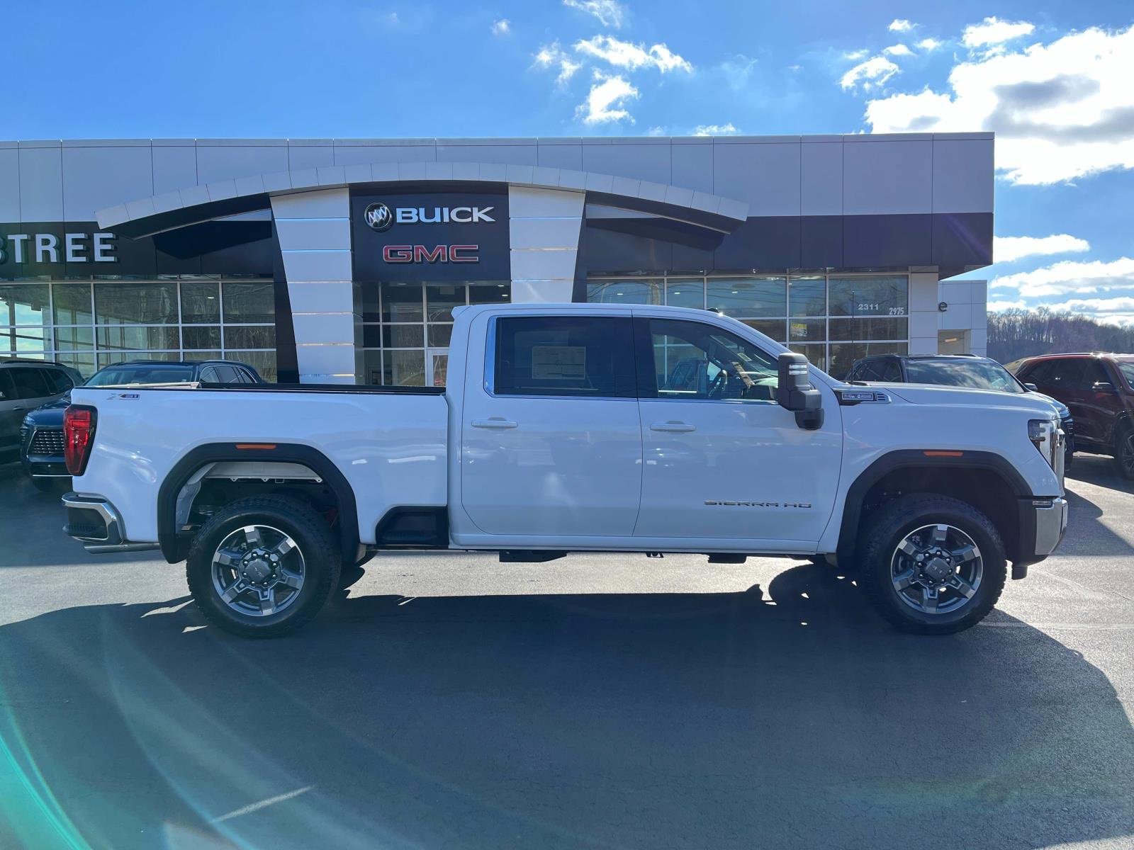 2025 Gmc Sierra 2500 HD SLE photo 2