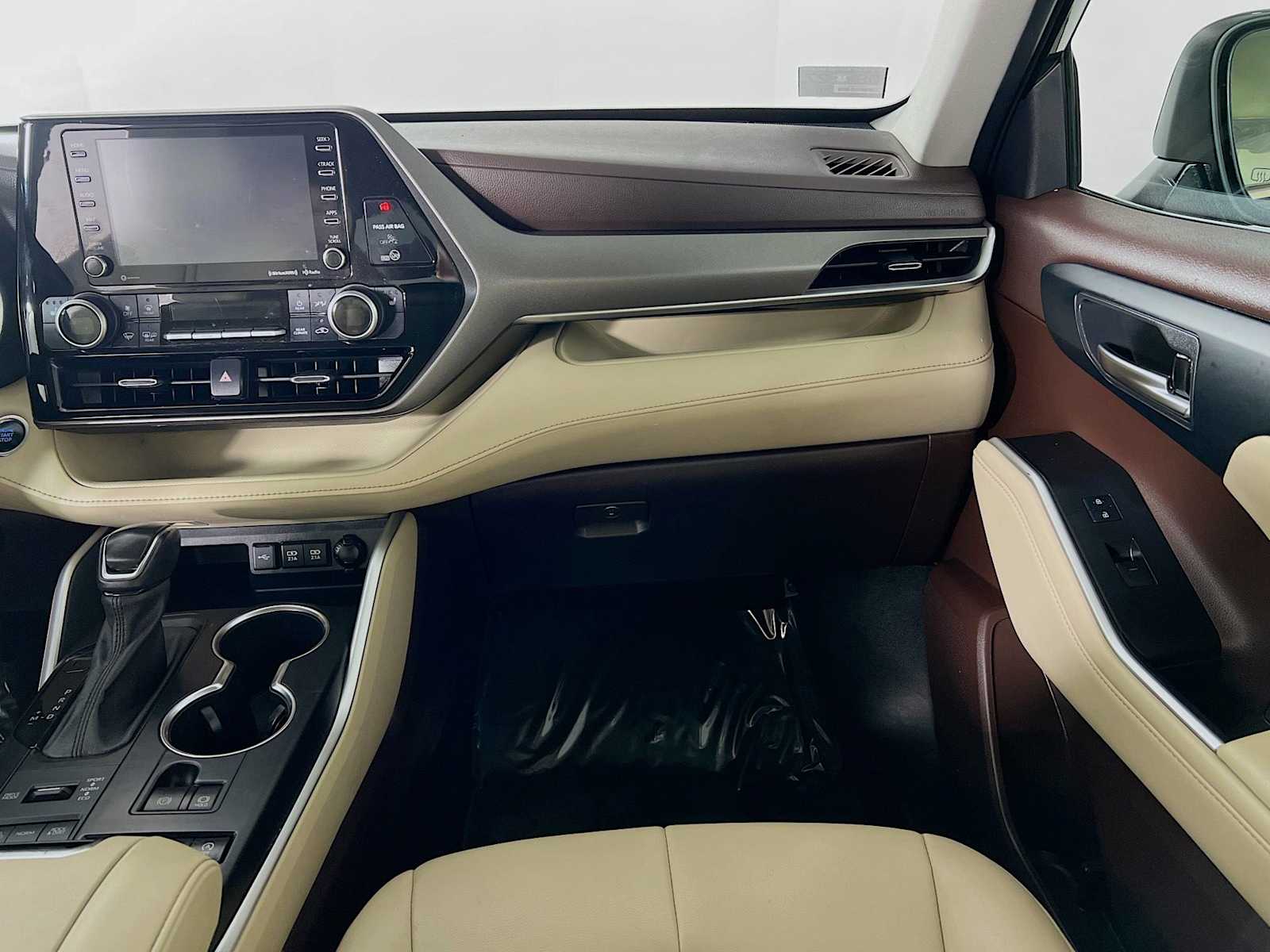 2021 Toyota Highlander XLE photo 16