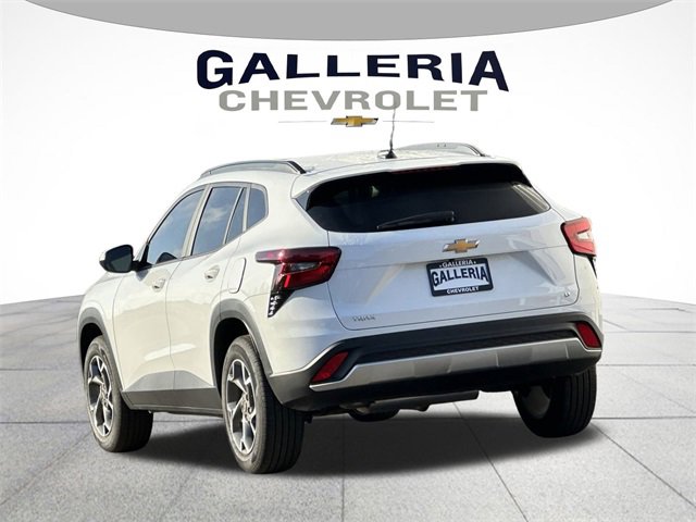 2025 Chevrolet Trax LT photo 3