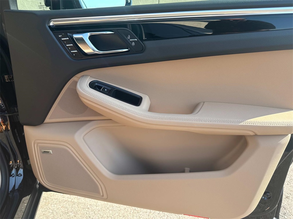 2026 Porsche Macan T photo 16