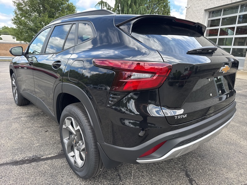 2025 Chevrolet Trax LT photo 4