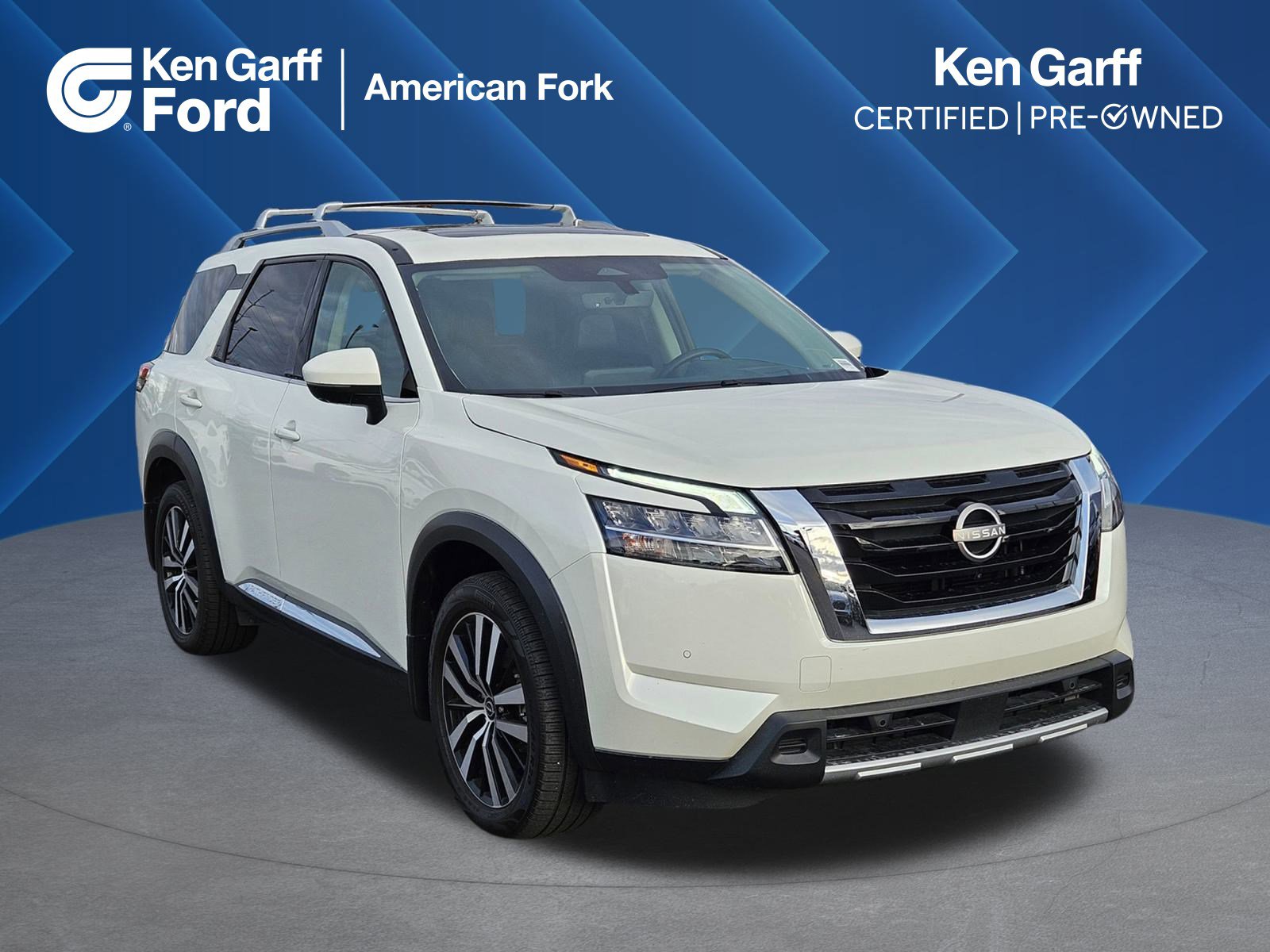2023 Nissan Pathfinder Platinum's photo