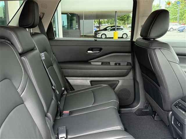 2025 Nissan Pathfinder SL photo 14