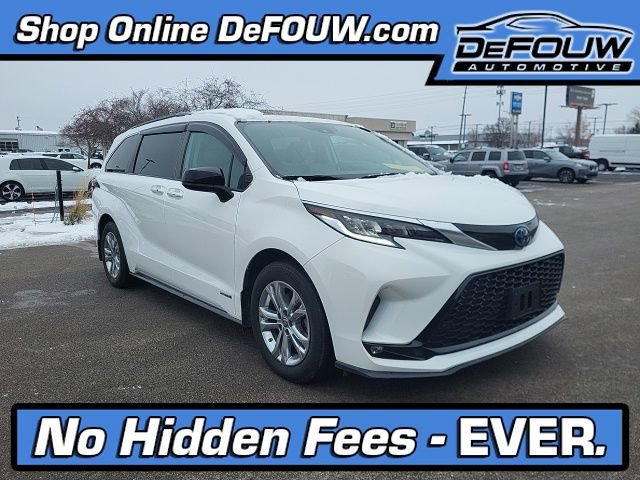 2021 Toyota Sienna LE's photo