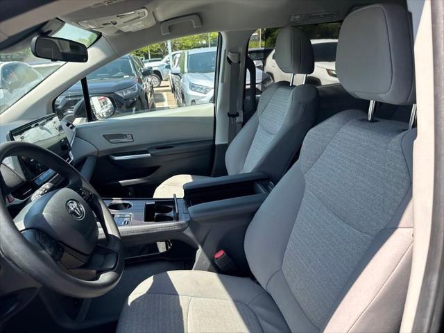 2024 Toyota Sienna LE photo 2