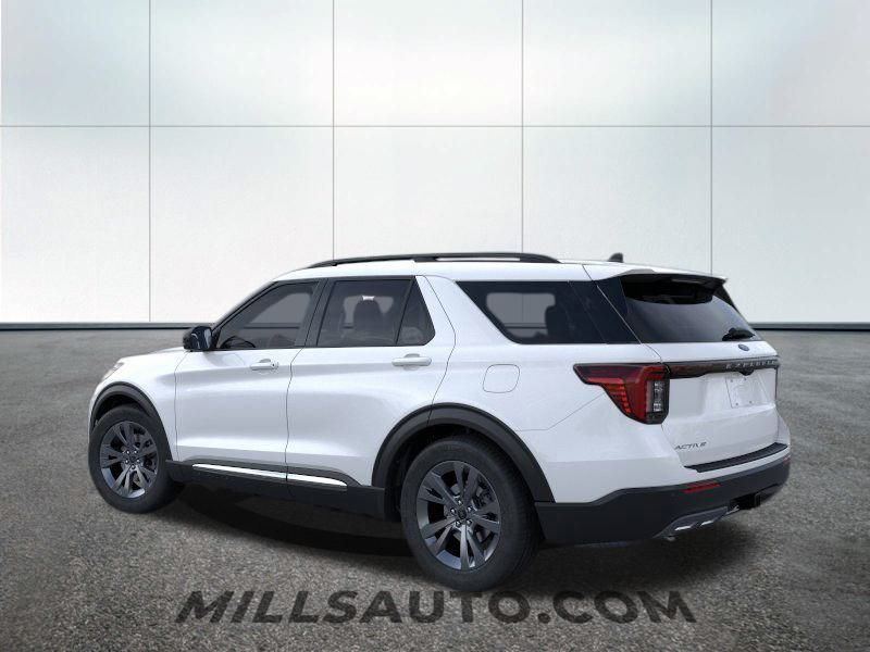 2025 Ford Explorer photo 3