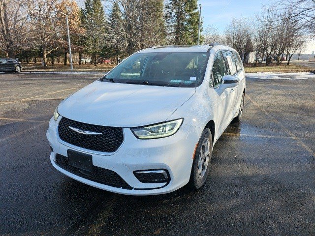 2022 Chrysler Pacifica Limited's photo