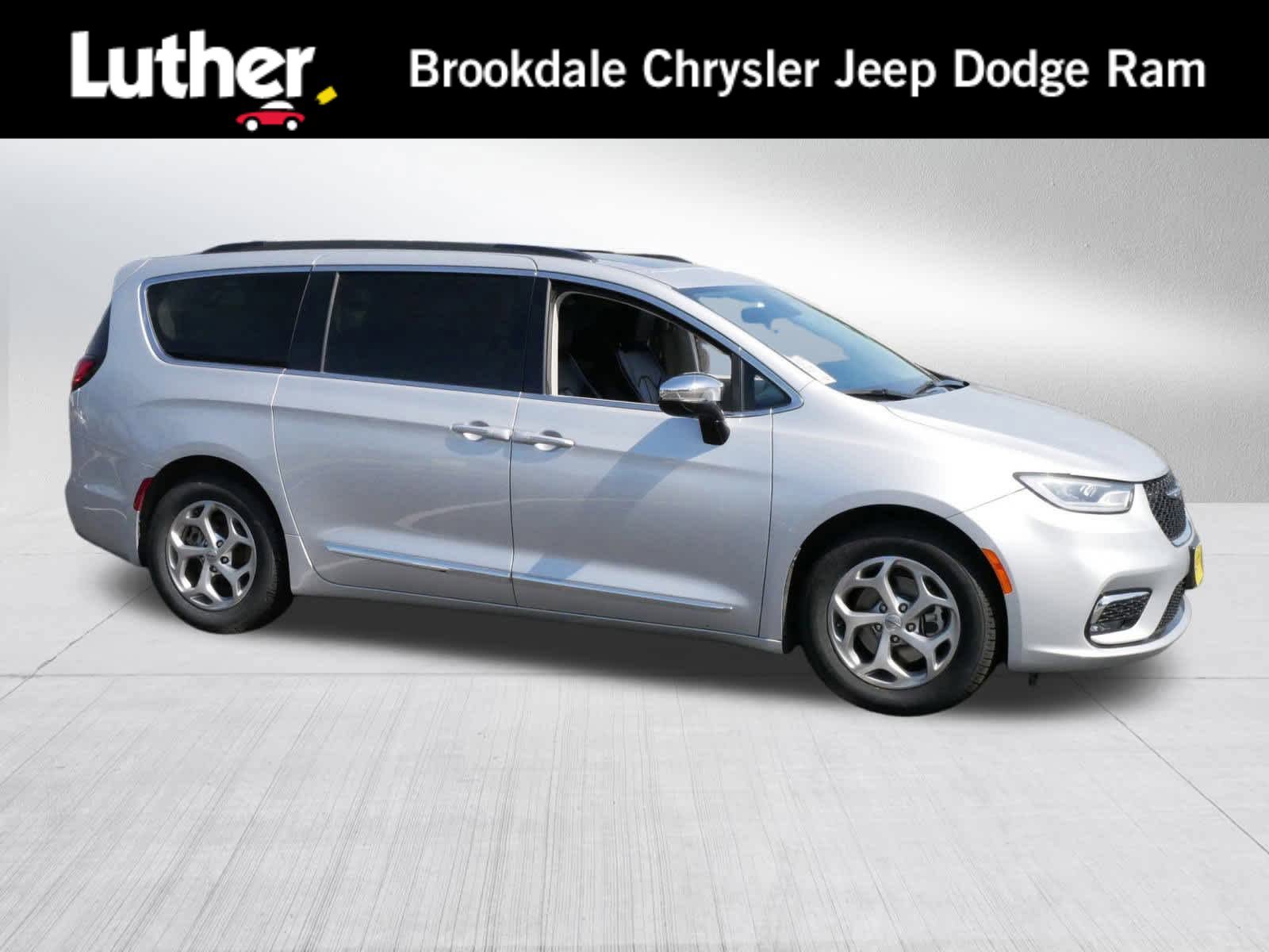 2023 Chrysler Pacifica Limited's photo