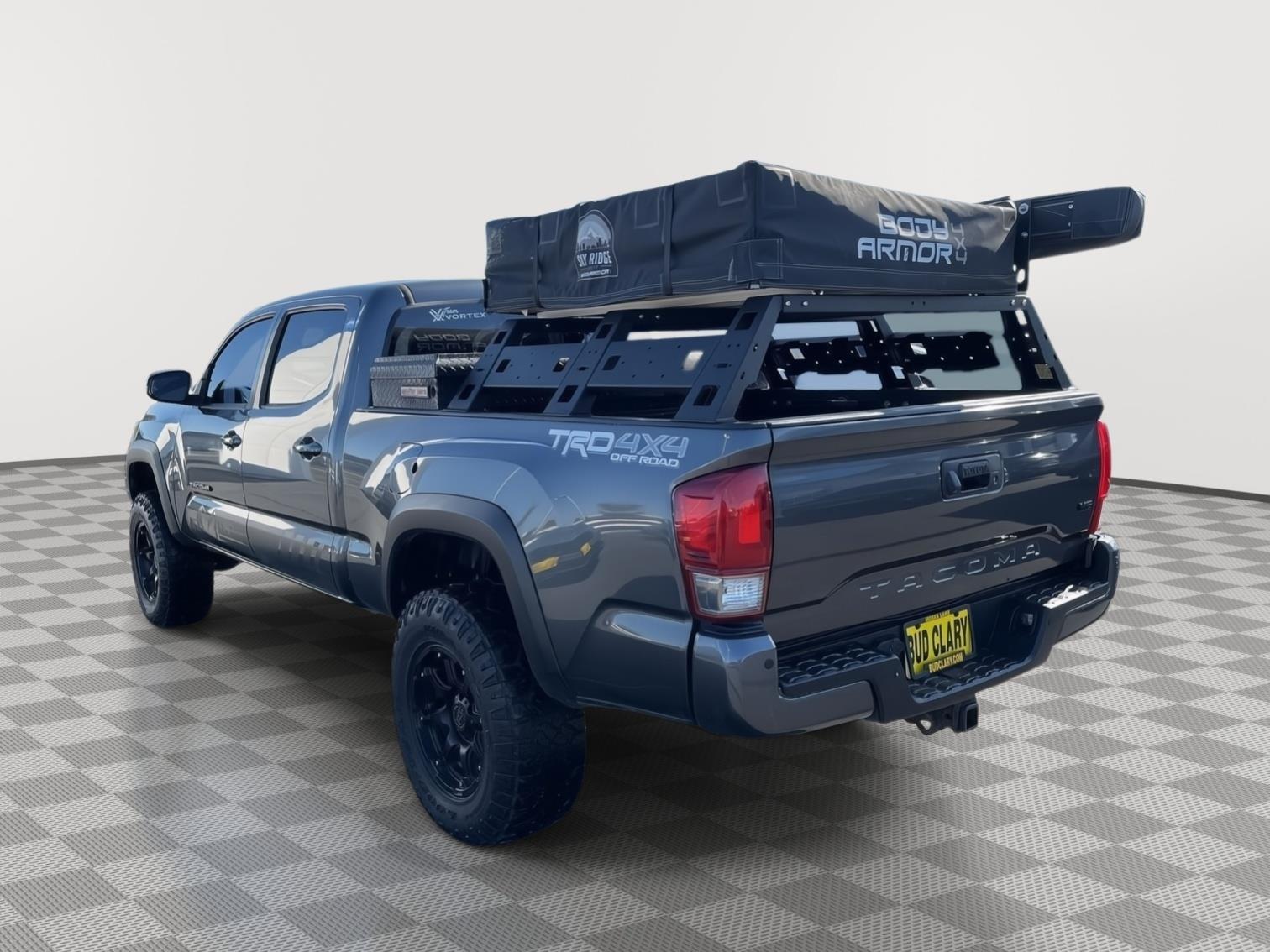 2017 Toyota Tacoma TRD Off-Road photo 3