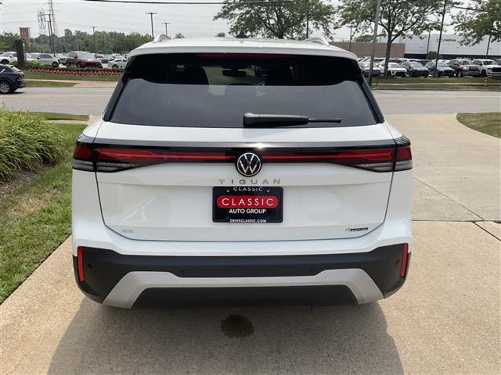 2025 Volkswagen Tiguan SE photo 2