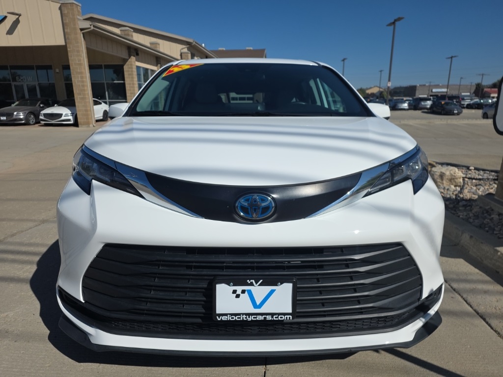 2023 Toyota Sienna LE photo 7