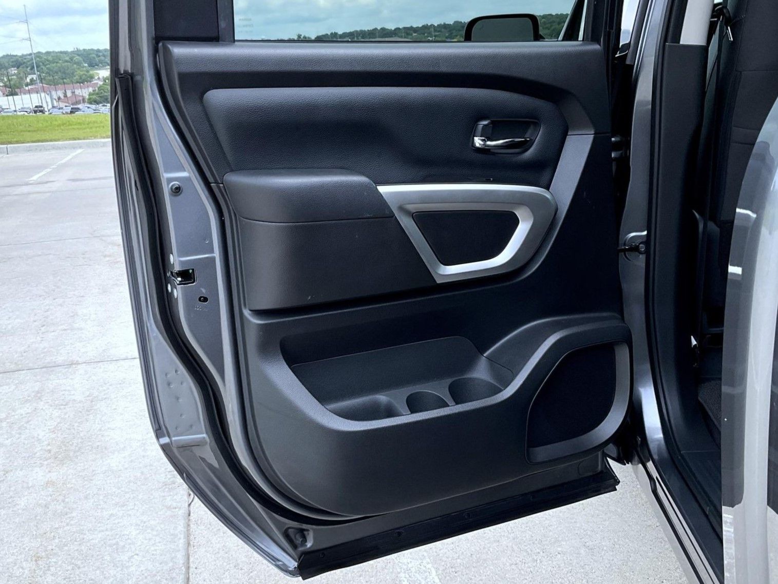 2024 Nissan Titan SV photo 21